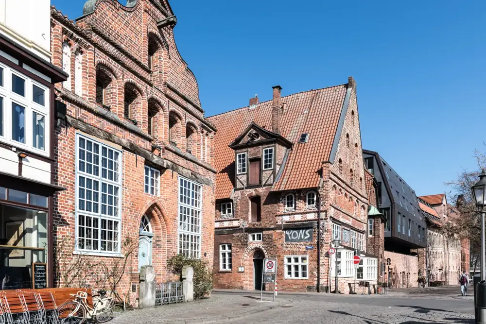 Backsteinhäuser an einer Altstadtstraße in der Sonne
