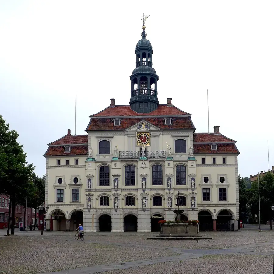 Rathaus und Marktplatz morgens um 8 Uhr, Lunabrunnen, bedeckter Himmel