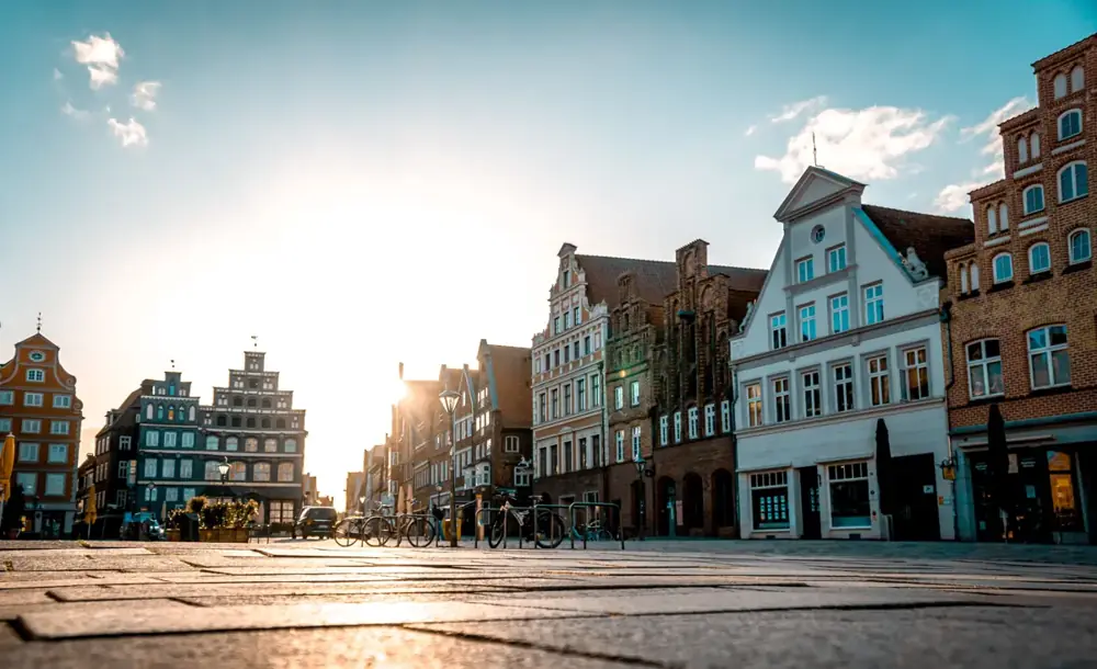 Am Sande in der Abendsonne, Giebelhäuser und Kopfsteinpflaster